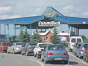 На границе с Россией на Харьковщине образовались огромные пробки