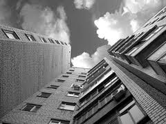 В Кременчуге с крыши высотки сорвался россиянин