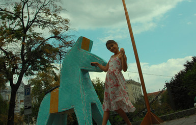 На Пушкинской установили лошадку в честь шведских фанов 