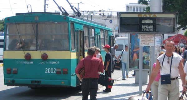 Остановки в троллейбусах будут объявлять молоденькие девушки