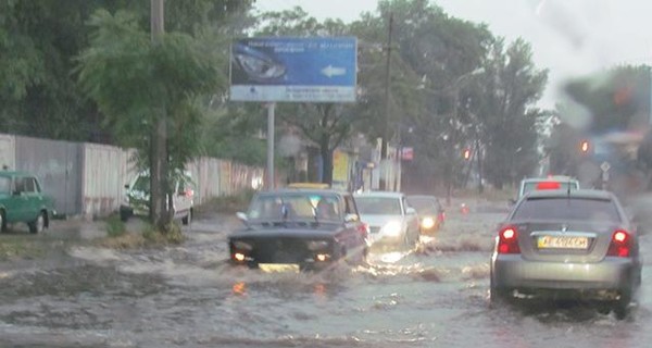 В Украину пришли дожди: улицы городов превратились в реки