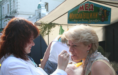 В Лавре открылась самая большая медовая выставка в Украине