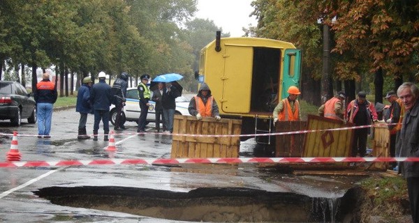 В Киеве прорвало канализацию – асфальт ушел под землю