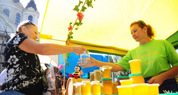 Перед Спасом на ярмарку привезли засушенных пчел и мед со всей Украины
