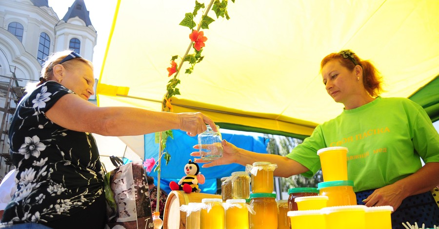 Перед Спасом на ярмарку привезли засушенных пчел и мед со всей Украины