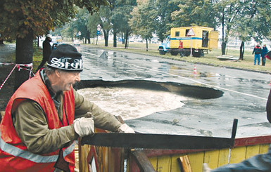 Киевводоканал предупреждает: во дворах и на дорогах будет проваливаться асфальт 