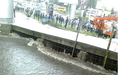 Ливень снова затопил Киев: заблокирован путь к железнодорожному вокзалу