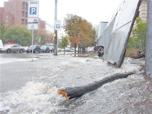 Киевскую Куреневку затопило из-за срезанных деревьев