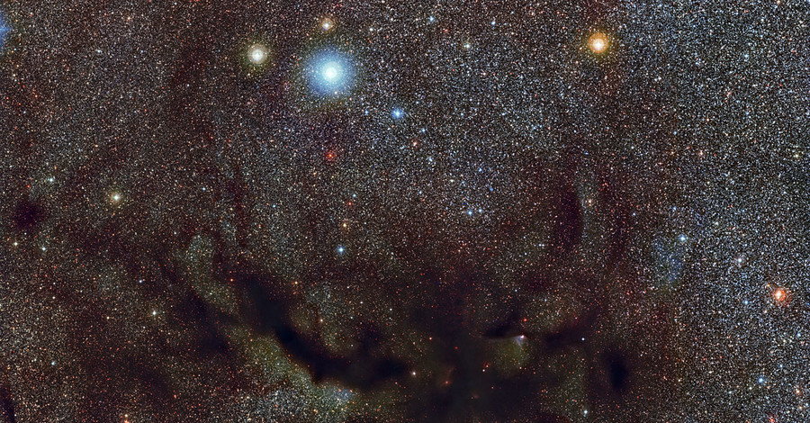 Ученые опубликовали потрясающие снимки туманности Трубка, освещенной  светом молодых звезд