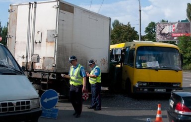 В Киеве грузовик протаранил маршрутку полную людей: есть пострадавшие