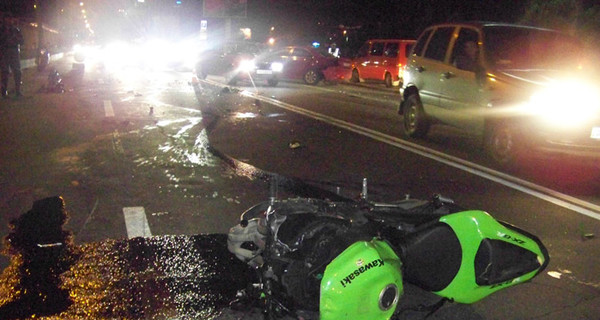Ночное ДТП в Киеве: байкер врезался в 