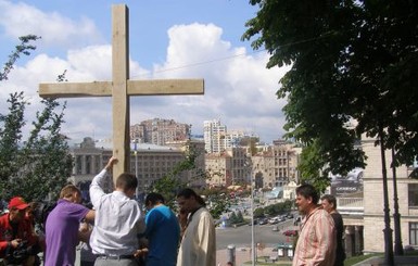 На месте спиленного Femen креста установили новый