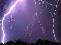 Молния убила трех человек на автобусной остановке