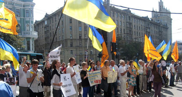 В Харькове перед мэрией подрались свободовцы и милиция