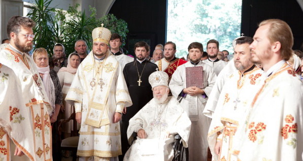 Блаженнейший Митрополит Владимирвозглавил литургию в Спасо-Преображенском храме в праздник Преображения Господня