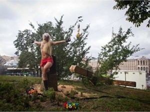 FEMEN  едут в Россию пилить кресты