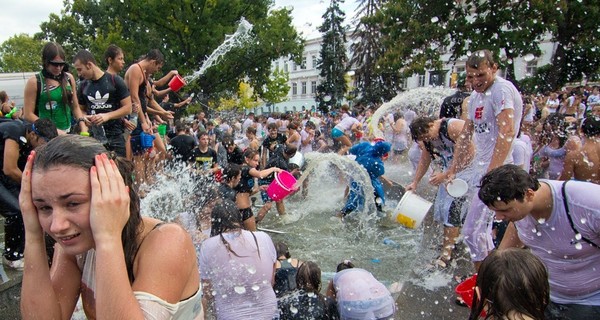 В Одессе флешмоберы раскурочили фонтан у Оперного театра