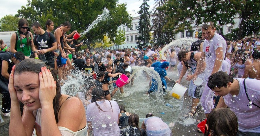 В Одессе флешмоберы раскурочили фонтан у Оперного театра