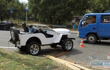 В Одессе джип-кабриолет перевернулся, накрыв водителя и пассажира