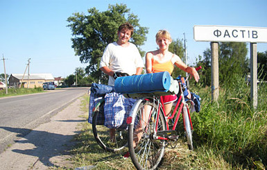 Супруги с 3-летним сыном ехали на велосипедах 500 километров, чтобы покупаться в море