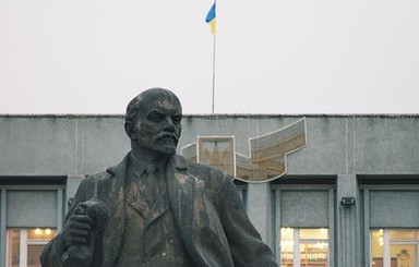 16-летний маляр в Комсомольске разрисовал памятник Ленину в цветочек