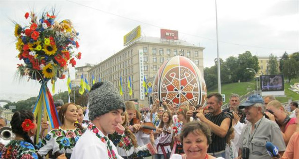 День Независимости-2012: багги в цветах, огромные писанки и украинцы из Африки