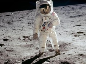 Названа причина смерти космонавта Армстронга