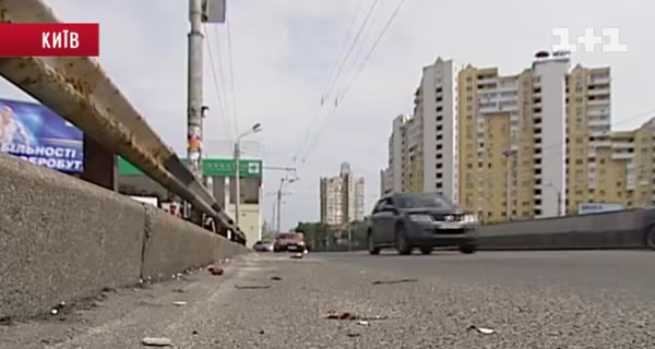 В Киеве офицер СБУ на бешеной скорости врезался в отбойник