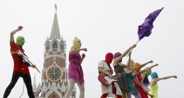 Две участницы Pussy Riot сбежали из России 