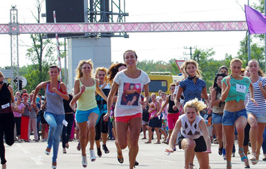 Одесситки пробежали стометровку на шпильках 