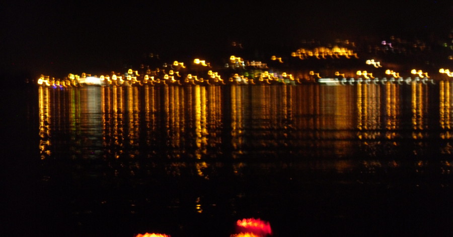 В Днепропетровске запустили водяные фонарики и горящие лилии