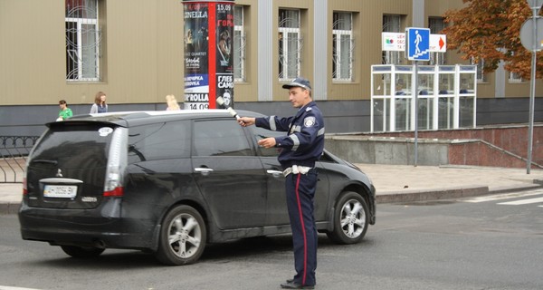 Донецке водители посылают ГАИшников и едут 