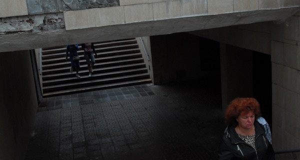 В подземном переходе на Европейской площади посыпалась плитка