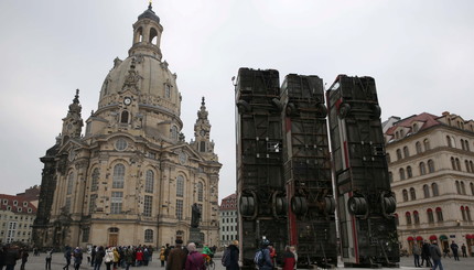 В Германии перед церковью установили три перевернутые пассажирские автобусы