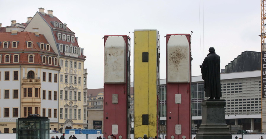 В Германии перед церковью установили перевернутые пассажирские автобусы