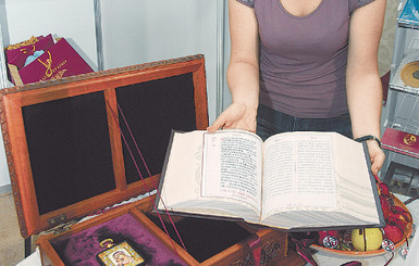 В столице продают Евангелие за 45 тысяч гривен и Уголовный кодекс в анекдотах 