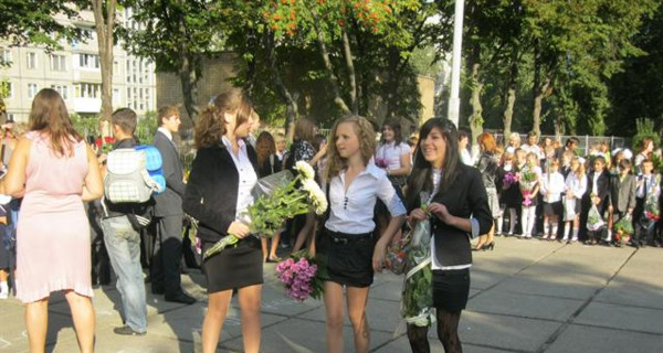 Как встречали 1 сентября в обычной школе: старшеклассницы в юбках мини и цветы в газетке