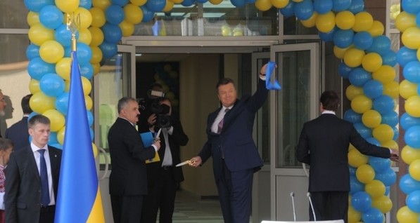 Как Янукович обнимал Сумскую на открытии киевской школы 