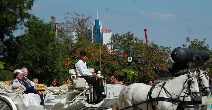 Парад карет в Одессе: по улицам проехались корабль и муха-цокотуха