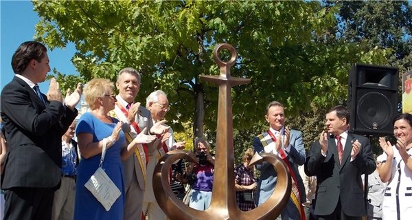 Центр Одессы украсил монумент от известного российского дизайнера