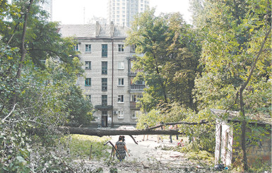 Через двор проложили автодорогу, развалив детскую площадку 