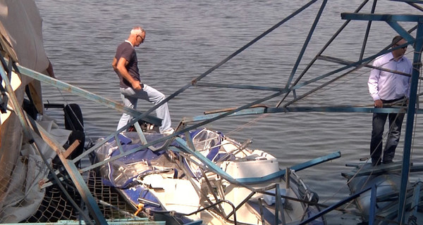 Сухогруз раздавил пристань с пришвартованными катерами и скрылся