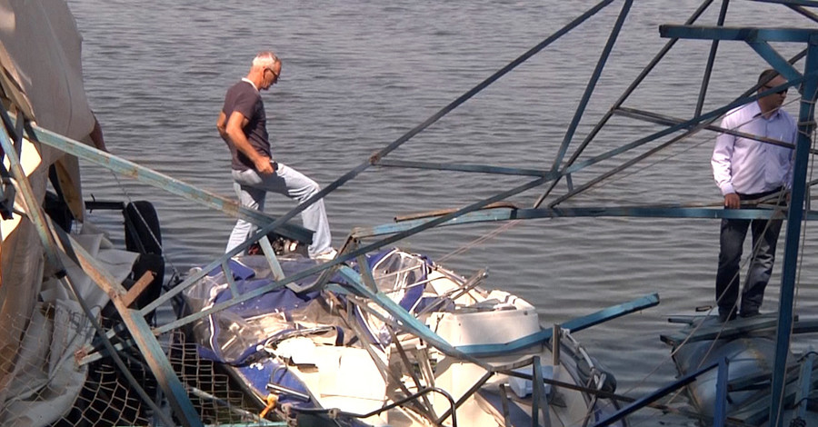 Сухогруз раздавил пристань с пришвартованными катерами и скрылся