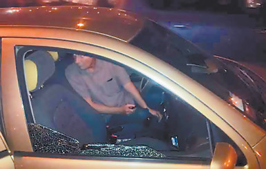 В пробке водитель джипа набросился с топориком на девушку 