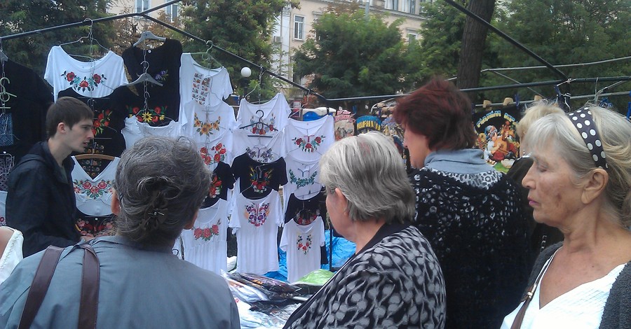 В Художественном квартале Днепропетровска поют, вышивают и рисуют