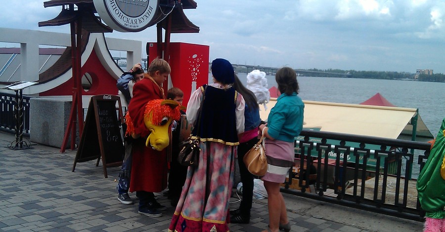 Днепропетровскую набережную захватили мимы и инопланетяне