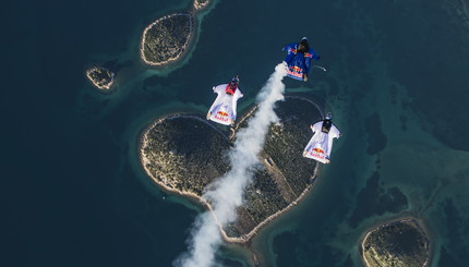Лучшие парашютисты мира совершили полет над самым романтическим островом на земле