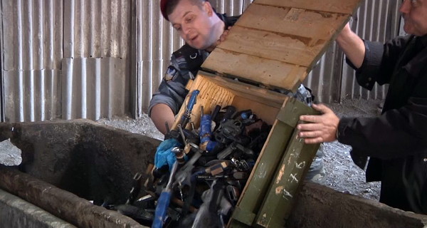 В Днепропетровске милиция выбросила оружие…в доменную печь