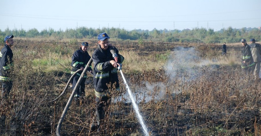 Для тушения львовских торфяников не хватает воды