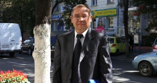 Прокуратура защитила днепропетровца, который самостоятельно установил люк